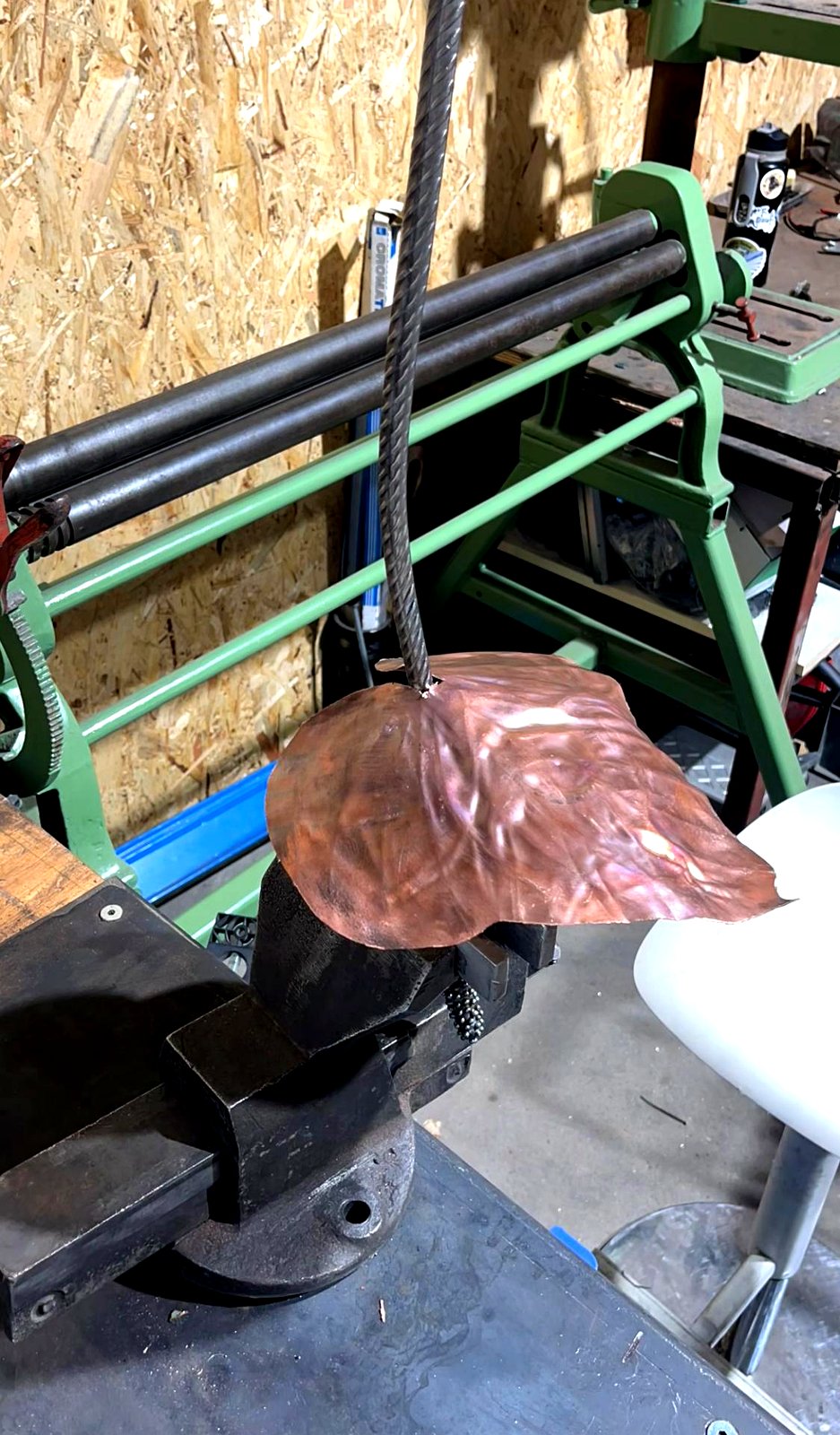 Schutblad en steel vinden elkaar — de steel gedraaid uit hergebruikt betonijzer.
